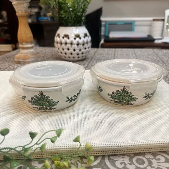 SPODE Christmas Tree 5”‎ Round Storage Containers with Lock Lids 2 Piece - Picture 1 of 9